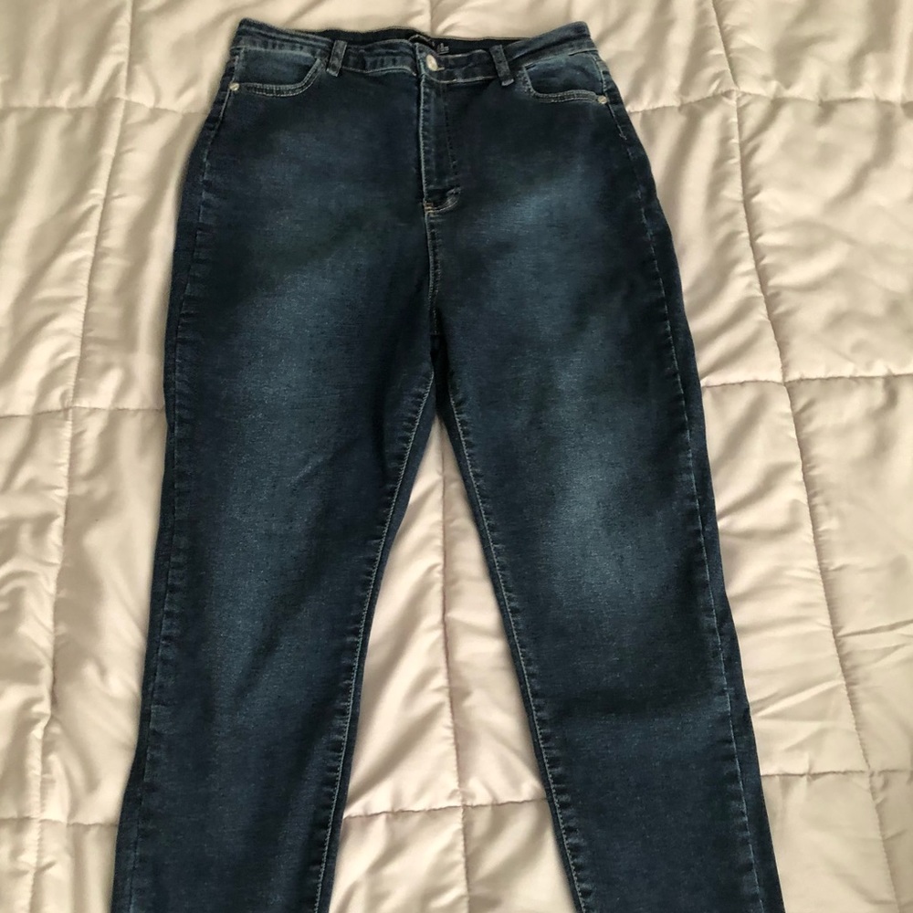 BOOHOO petite booty shaping jeans